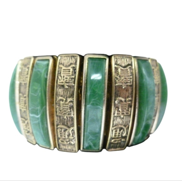 VINTAGE JAPAN JADE GREEN LUCITE & GOLD TONE ASIAN SYMBOL EXPANSION BRACELET - Picture 6 of 8
